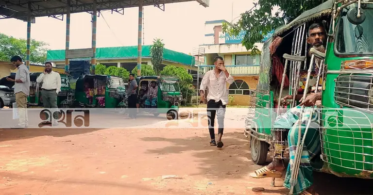 অপারেশন করা পা নিয়ে অপেক্ষায় চালক